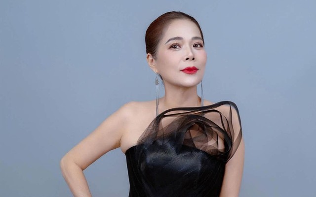 Nữ ca sĩ đại gia miền Trung nhắc nhở một số nghệ sĩ: "Bớt bớt lại"