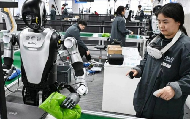 Nghề huấn luyện robot tại Trung Quốc: Rửa bát 200 lần/ngày kiếm 25 triệu, ngậm ngùi "dạy việc" cho sẽ kẻ cướp chén cơm của mình