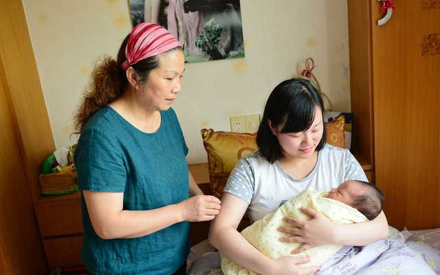 Lên thành phố chăm con dâu ở cữ, tôi ngỡ được gần cháu nội, nào ngờ uất ức đến mức muốn bỏ về quê ngay
