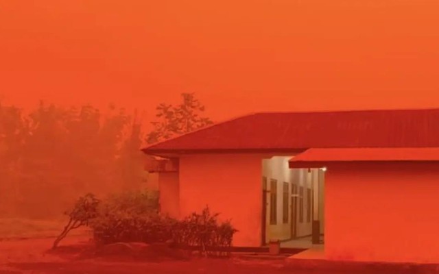 Bầu trời chuyển màu cam nâu ở Indonesia, khói mù độc hại phủ kín thành phố
