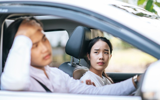 Chồng mua ô tô 7 chỗ sang xịn để vợ con đỡ khổ, 2 năm sau vợ đòi bán gấp: Lý do nằm ở những ngày mưa