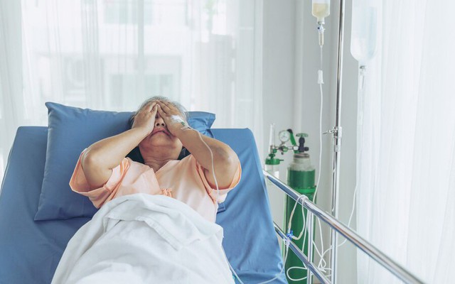 Ngày con dâu sinh cháu, tôi mặc kệ vì nghĩ “con mình thì tự lo”, đến lúc tôi ốm, nó cũng làm đúng như vậy