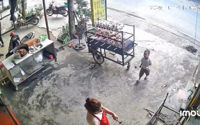 Xem clip cậu bé 3 tuổi xin hoa tặng mẹ, dân mạng bảo 'nhiều quý ông nên học'