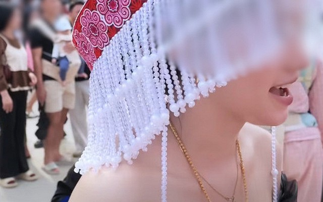 Cô gái diện đồ phản cảm đi lễ hội Mông gây tranh cãi