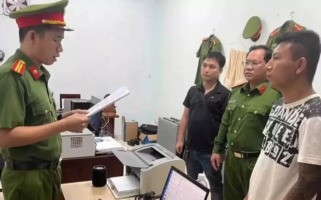 Bắt giam đối tượng mang kiếm đập phá tài sản, đăng video lên Facebook ‘Không Cần Biết’