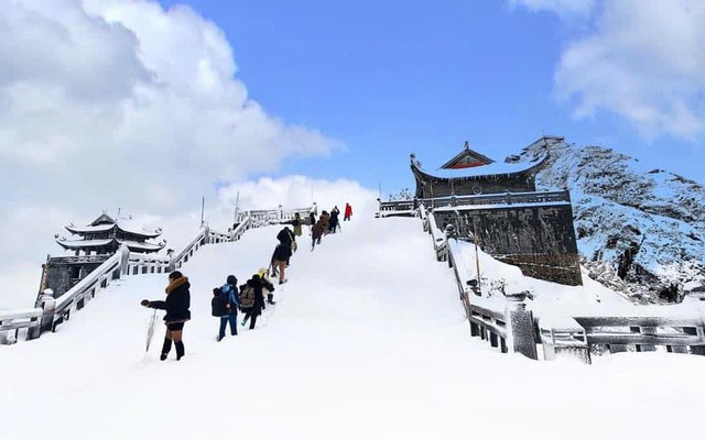 Chinh phục đỉnh núi cao 3.143 m ở Việt Nam, từng lạnh -8°C, mùa đông nhìn như một góc châu Âu