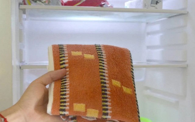 Vì sao nên đặt một chiếc khăn trong tủ lạnh?