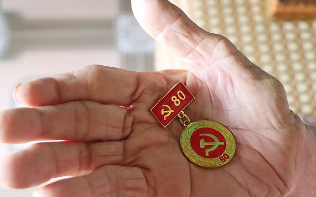 Mức tiền thưởng Huy hiệu Đảng mới từ 35 năm trở lên