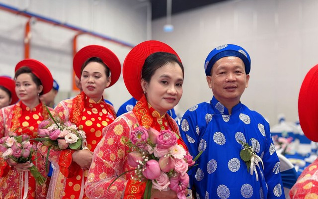 Sau 25 năm lấy chồng, người phụ nữ xúc động lần đầu được khoác áo cô dâu