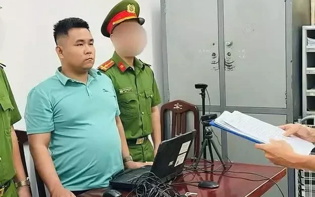 Khởi tố đối tượng đi xe máy ngược chiều còn bóp cổ, đánh người nhập viện sau va chạm