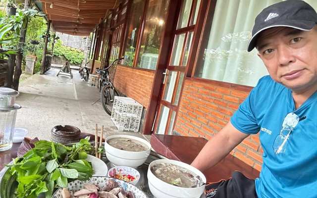 Nam nghệ sĩ đình đám bỏ showbiz đi bán quán nhậu ở đường Nguyễn Hữu Cảnh, giúp vợ NSND thăng tiến
