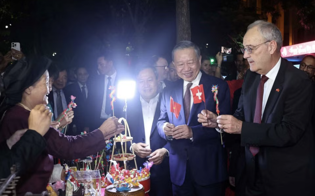Tổng Bí thư, Chủ tịch nước Tô Lâm, Tổng thống Thụy Sĩ dạo phố đi bộ hồ Hoàn Kiếm