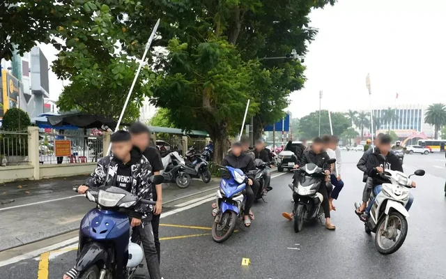 Làm rõ nhóm đối tượng chạy xe máy hơn 80 km/h, mang hung khí diễu phố tại Huế