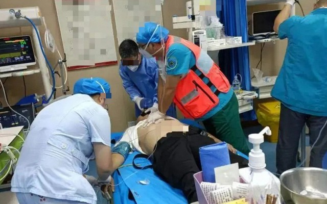 Người đàn ông 40 tuổi tử vong vì nhồi máu cơ tim, bác sĩ nói thẳng: 3 loại nước uống ban đêm ngang "nuốt độc"