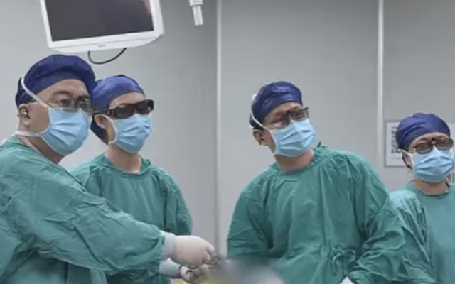 Đưa anh trai đi hóa trị ung thư, người đàn ông 44 tuổi bàng hoàng phát hiện điều bất ngờ trong ruột