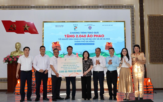 Tin xe 18/10: Toyota tặng 2.000 áo phao, Porsche hé lộ siêu xe Mission S