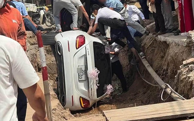 Mercedes đi đón dâu lao xuống rãnh đào đường ở Hưng Yên, tình trạng người trên xe ra sao?