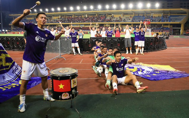 Văn Quyết làm nhạc trưởng đánh trống cho CLB Hà Nội Viking chèo thuyền ăn mừng trận thắng 2-1 CAHN