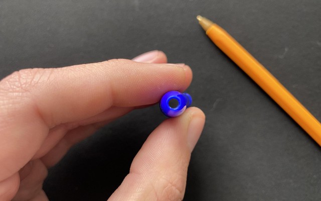 Chiếc lỗ bé xíu trên nắp bút bi có tác dụng gì?