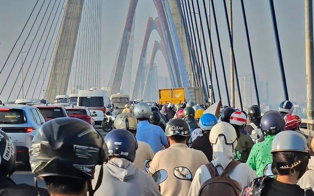 Ô tô lao qua dải phân cách trên cầu Nhật Tân, hướng đi sân bay Nội Bài tắc dài