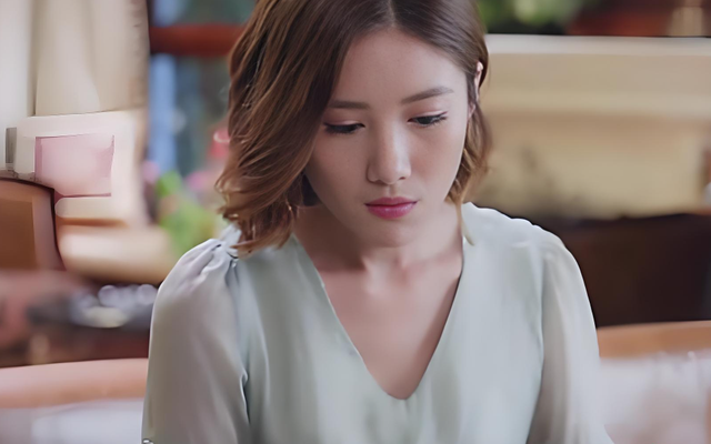 Đêm tân hôn bước vào phòng ngủ nhà chồng, tôi chết lặng khi nhìn chiếc giường cưới, thái độ sau đó của chồng càng khiến tôi choáng váng