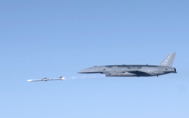 Phi công F-22 lần đầu điều khiển UAV chiến đấu YFQ-44A Fury trong thực tế