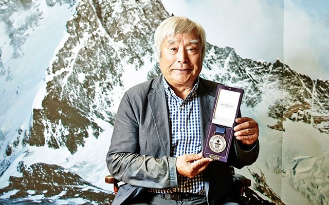 Ai là người cao tuổi nhất chinh phục Everest?