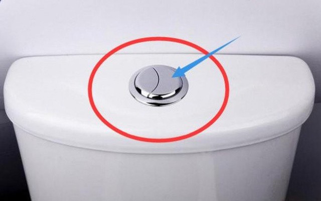 Tại sao có đến 2 nút xả trên bồn cầu