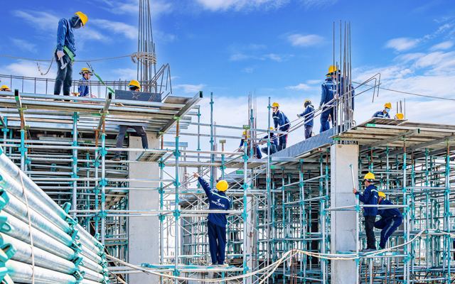 “Cơn lốc” tuyển dụng chưa từng có từ tỷ phú Phạm Nhật Vượng: Thợ xây, sơn, ốp lát... lương tới 41 triệu đồng/tháng, đã có 120.000 công nhân vẫn tuyển thêm 80.000 người nữa