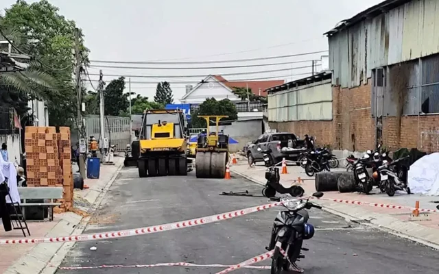 Đang thổi bụi, một người đàn ông bị xe lu cán tử vong tại chỗ