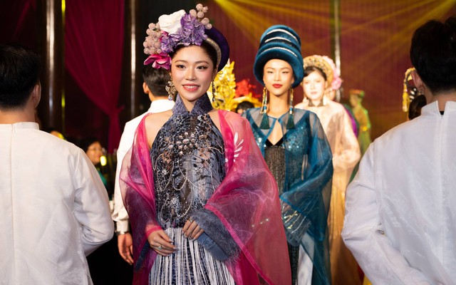 Võ Việt Chung đưa áo dài, đờn ca tài tử và ẩm thực vào show tối 1/10 tại TP.HCM