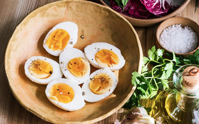 Cách luộc trứng để bóc vỏ dễ dàng mỗi lần: Chỉ cần 1 nguyên liệu duy nhất
