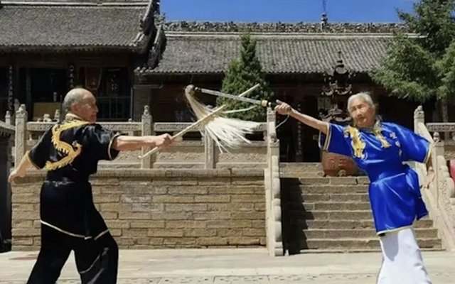 Võ phái kỳ lạ ở Trung Quốc dùng phất trần, tẩu thuốc làm binh khí
