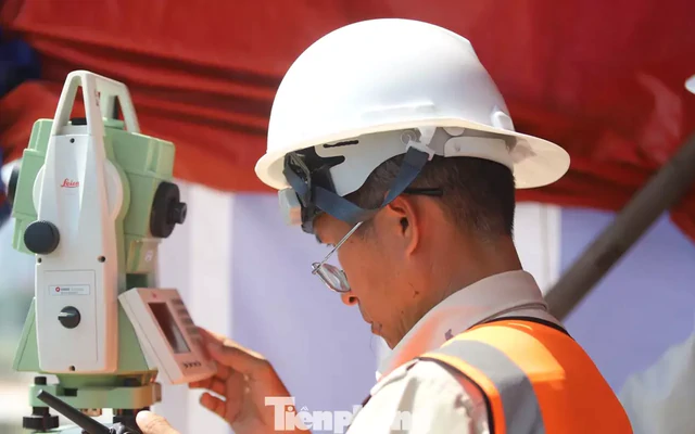 Kỹ sư nín thở căn chỉnh, ép vòm thép 3.400 tấn khớp từng li trên sông Sài Gòn
