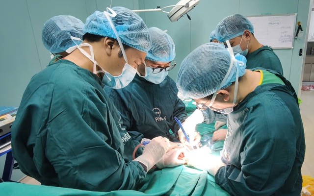 Suýt hoại tử tinh hoàn vì tự đeo vòng kim loại 3cm