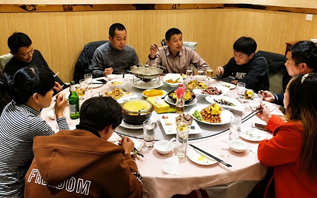 Vì sao nhiều người đi họp lớp không còn muốn trả tiền cho cả nhóm?