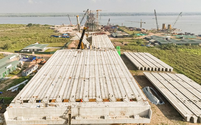 Những phiến dầm đầu tiên lắp đặt tại siêu cầu gần 10.000 tỷ đồng qua sông Hồng