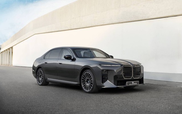BMW giới thiệu xe chống đạn mới: Tiện nghi tối đa, bảo vệ an toàn trước súng ngắn