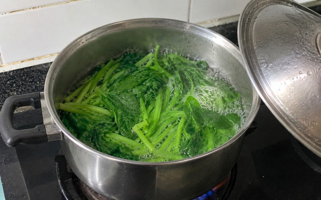 Luộc rau nên mở vung hay đậy vung?