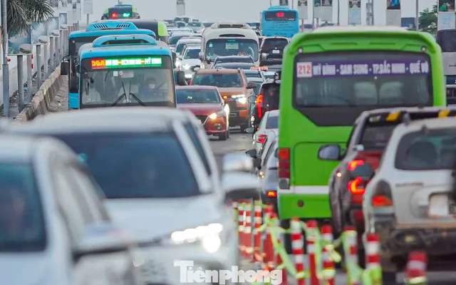 Cầu Thăng Long ùn tắc từ sáng đến đêm