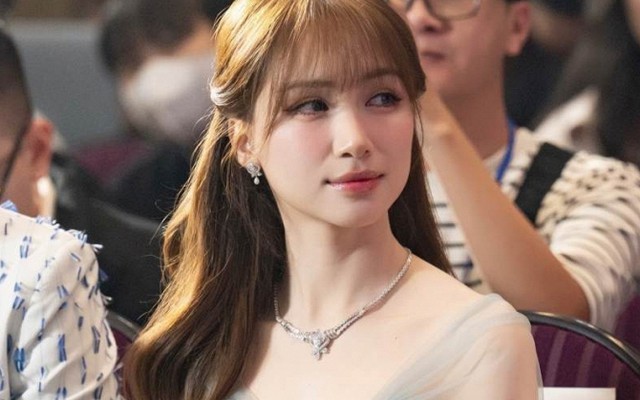 Hòa Minzy: "Chị cười cười cho em thoải mái chứ thật tâm là chị xót lắm"