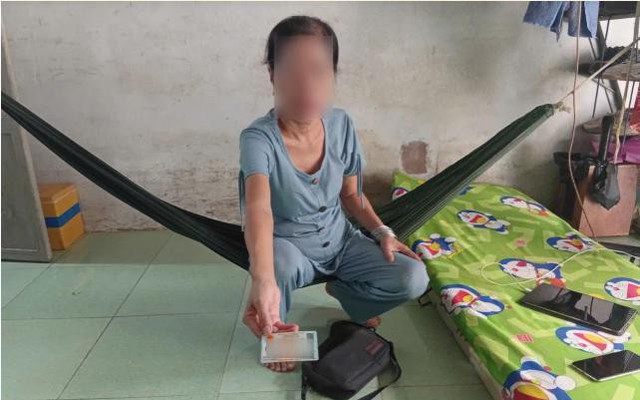 Công an bắt người phụ nữ 51 tuổi lúc 10 giờ sáng