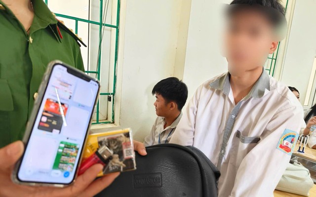 Giật mình xem hình ảnh buổi kiểm tra của công an tại một trường THPT ở Phú Thọ: Các em ơi, không phải thế là “ngầu”!