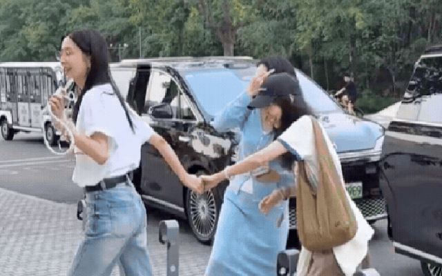 Nhan sắc thật gây sốc của cặp bạn thân showbiz giống nhau 99% từ ngoại hình đến cảnh bị chồng "cắm sừng" và ly dị