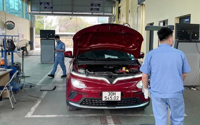 Tin xe ngày 23/10: Bộ Xây dựng siết kiểm định đèn ô tô