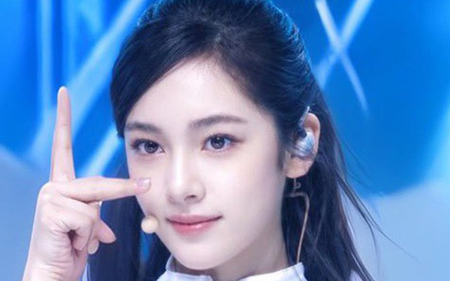 Mới 13 tuổi, nữ ca sĩ lai hai dòng máu đã thành "cú sốc visual mới"
