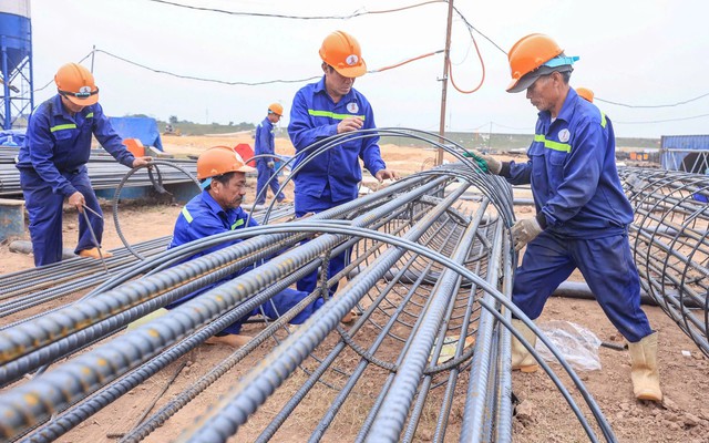 Giá nhân công xây dựng chạm mức 1 triệu đồng/công, doanh nghiệp chấp nhận trả lương trước 3 tháng để giữ người