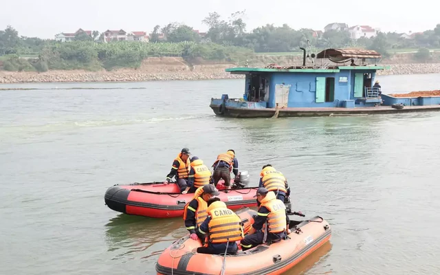Nghi vấn mẹ ôm con 2 tuổi nhảy cầu ở Phú Thọ