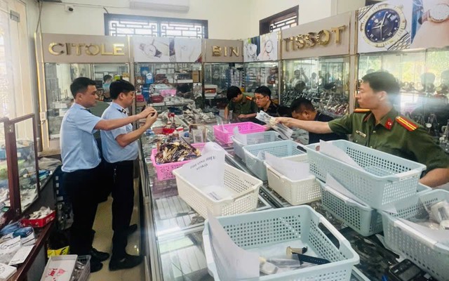 Kiểm tra cửa hàng đồng hồ, công an khởi tố ông chủ Phạm Văn Đương 64 tuổi