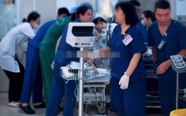 Hơn 20 y bác sĩ chạy đua cứu bé trai 7 tuổi bị xe container cán qua người